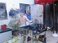 Mirko heizt den Grill an
